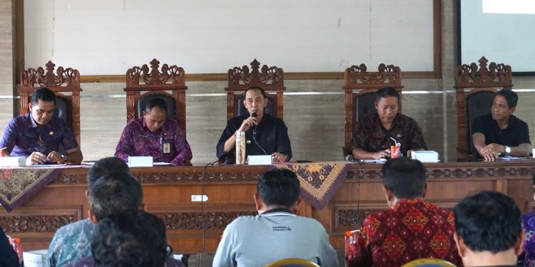 Wabup Tjok Surya Ingatkan Desa Segera Bangun TPS 3R, Dana BKK Bisa Ditunda