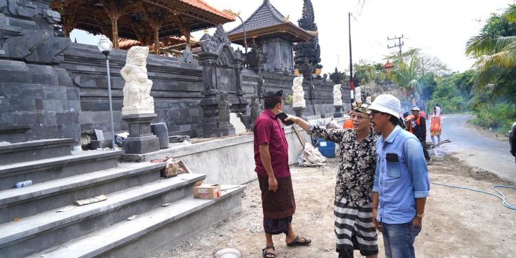 Tinjau Proyek Rabat Beton, Bupati Satria Tekankan Pentingnya Kualitas Pekerjaan