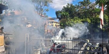 Kericuhan Aksi Demo di Polda Bali, Gas Air Mata Polisi Merembet ke Permukiman Warga