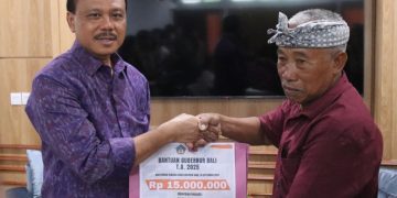 Gubernur Bali Wayan Koster Salurkan Santunan untuk Keluarga Korban Banjir Bandang