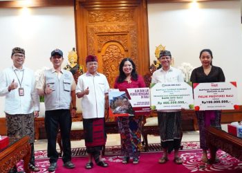 Bantuan Tanggap Darurat Rp 700 Juta Diserahkan OJK, BPD Bali, dan FKLJK ke Pemprov Bali