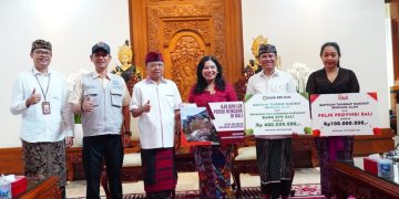 Bantuan Tanggap Darurat Rp 700 Juta Diserahkan OJK, BPD Bali, dan FKLJK ke Pemprov Bali