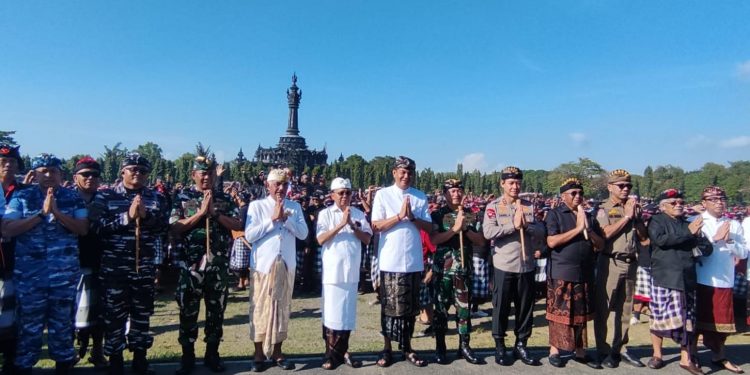Belasan Ribu Pecalang Siap Jaga Bali Sekala Niskala, Gubernur Koster Pimpin Gelar Agung di Renon, Serukan Bali Harus Aman