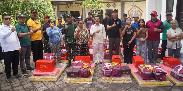 Bupati Satria Salurkan Bantuan Bencana Alam untuk Warga Desa Kusamba