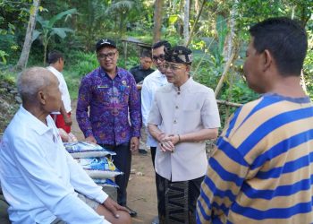 Bupati Satria Salurkan Bantuan Sosial, Wujud Kepedulian kepada Warga Rentan di Kecamatan Dawan