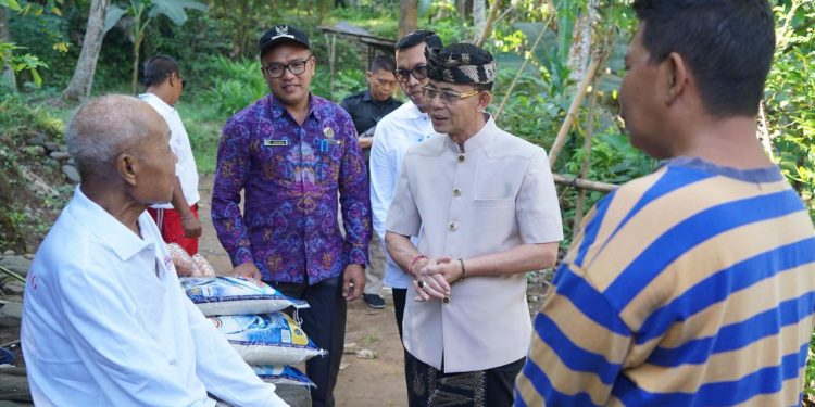 Bupati Satria Salurkan Bantuan Sosial, Wujud Kepedulian kepada Warga Rentan di Kecamatan Dawan