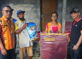 Bupati Satria Salurkan Bantuan untuk Korban Longsor di Desa Pesinggahan