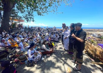 Bupati Satria Serahkan Bantuan Rp150 Juta untuk Ngaben Massal di Desa Adat Batumulapan