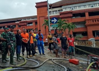 Gubernur Koster Pimpin Langsung Proses Penyedotan Air di Basement Pasar Badung, Pastikan Keselamatan Warga