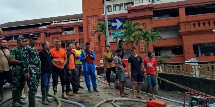 Gubernur Koster Pimpin Langsung Proses Penyedotan Air di Basement Pasar Badung, Pastikan Keselamatan Warga