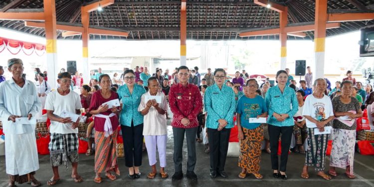 Ny. Putri Koster Ajak PKK Bersatu Sosialisasikan Pengelolaan Sampah Berbasis Sumber