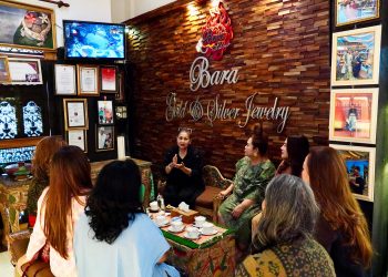 Ny. Putri Suastini Koster Kunjungi Perajin Celuk, Tekankan Identitas dan Promosi Perak Bali