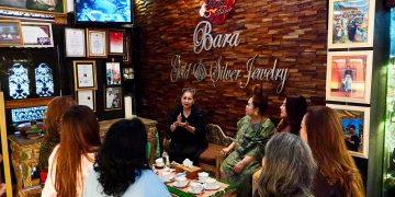 Ny. Putri Suastini Koster Kunjungi Perajin Celuk, Tekankan Identitas dan Promosi Perak Bali