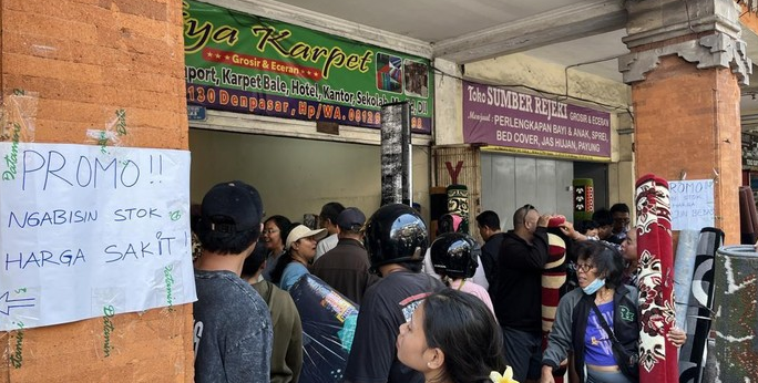 Pasca Banjir, Pedagang di Jalan Gajah Mada Gelar Diskon Besar-Besaran