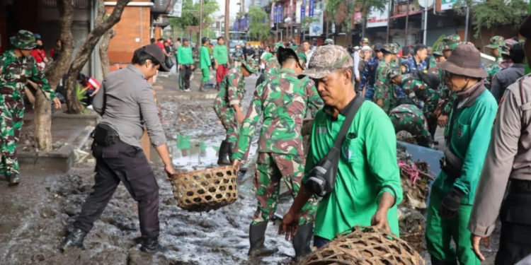 Pasca Banjir, TNI-Polri dan ASN Turun Tangan Bersihkan Sampah di Denpasar