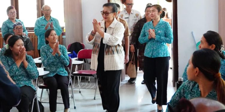 Sosialisasi di Karangasem, Putri Koster Mari Tinggalkan Cara Lama Atasi Sampah