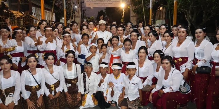 Wagub Giri Prasta Serahkan Dana Punia Rp 50 Juta, Doakan Karya Adat Padudusan Alit di Banjar Kenanga Labda Karya