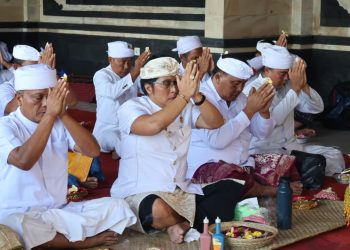 Wagub Giri Prasta Puji Semangat Gotong Royong pada Karya Yadnya Massal di Desa Adat Kapal-Mengwi