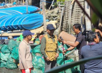 DKLH Bali Kerahkan 300 Personel Bersihkan Sampah Plastik Pasca Banjir Besar