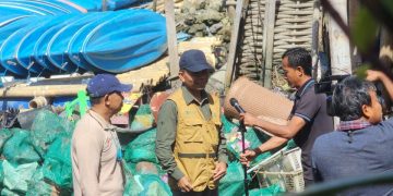 DKLH Bali Kerahkan 300 Personel Bersihkan Sampah Plastik Pasca Banjir Besar