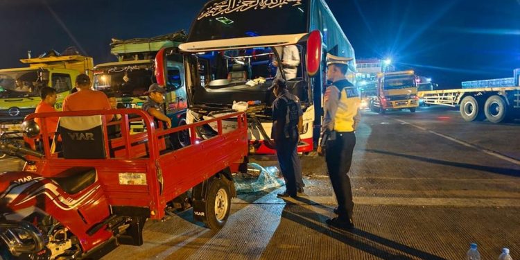 Bus MTrans Hantam Truk dan Warung di Kawasan Gilimanuk