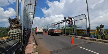 Proses Pemasangan Railing Jembatan Tukad Bangkung Dipercepat