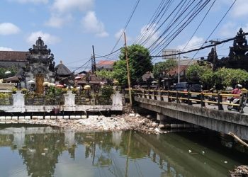 Pemkot Denpasar Turunkan 150 Truk Per Hari Bersihkan Sampah Pascabanjir