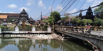 Pemkot Denpasar Turunkan 150 Truk Per Hari Bersihkan Sampah Pascabanjir