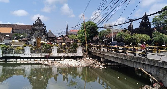 Pemkot Denpasar Turunkan 150 Truk Per Hari Bersihkan Sampah Pascabanjir