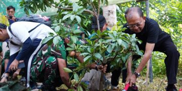 Gubernur Koster Pimpin Gotong Royong Semesta Berencana di Sempadan Tukad Ayung