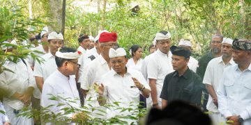 Gubernur Koster Tinjau Taman Gumi Banten dan Usadha Besakih Lestarikan Tanaman Upakara demi Alam dan Budaya Bali