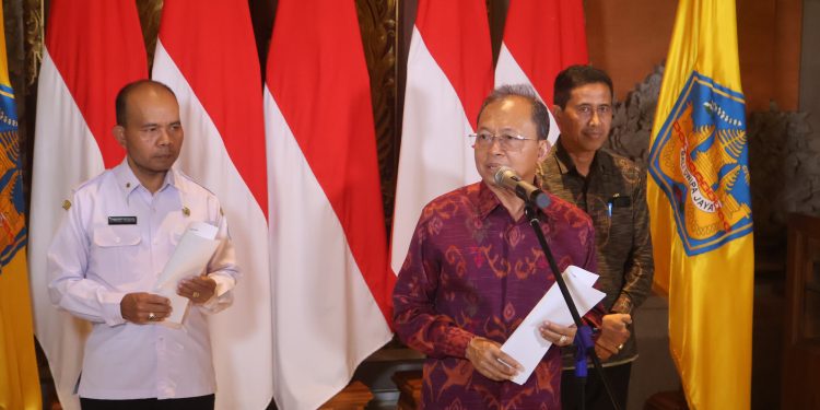 Pemprov Bali Gelar Gotong Royong Semesta Berencana, Ribuan Warga Serentak Tanam Pohon dan Bersihkan Sungai