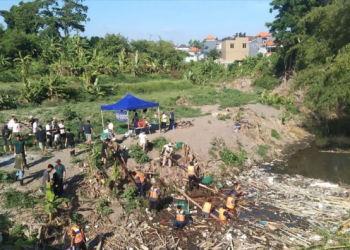 Relawan di Bali Gotong Royong Angkut Sampah Sisa Banjir dari Aliran Sungai