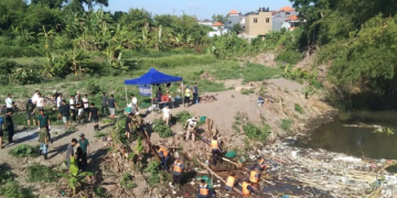 Relawan di Bali Gotong Royong Angkut Sampah Sisa Banjir dari Aliran Sungai