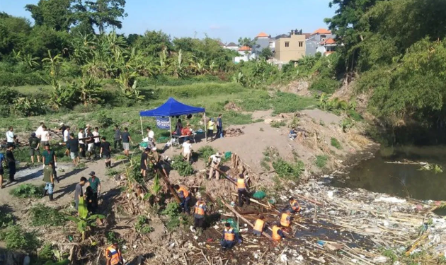Relawan di Bali Gotong Royong Angkut Sampah Sisa Banjir dari Aliran Sungai