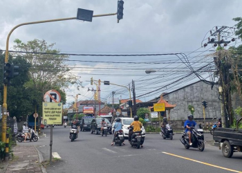 Warga Keluhkan Traffic Light Karangasem Tak Kunjung Diperbaiki Setelah Mati Sepekan