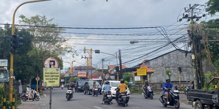 Warga Keluhkan Traffic Light Karangasem Tak Kunjung Diperbaiki Setelah Mati Sepekan