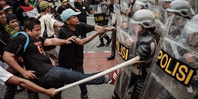 Polda Bali Gelar Latihan Pengamanan Aksi Unjuk Rasa dengan Ratusan Personel